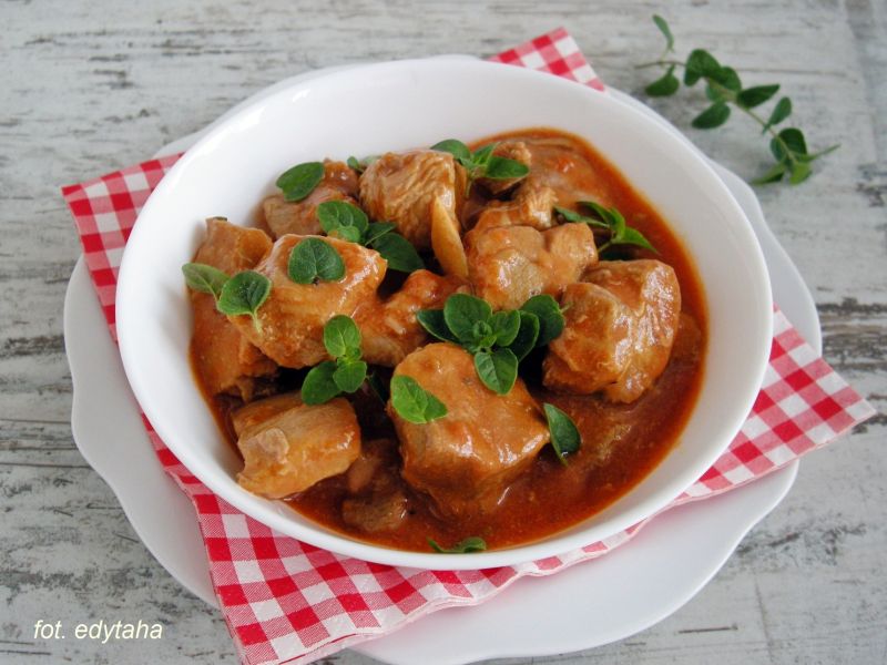 Udziec indyczy w sosie pomidorowym