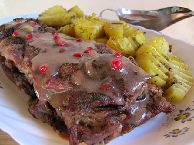 Udziec indyczy ze śliwkami i ziemniaczki