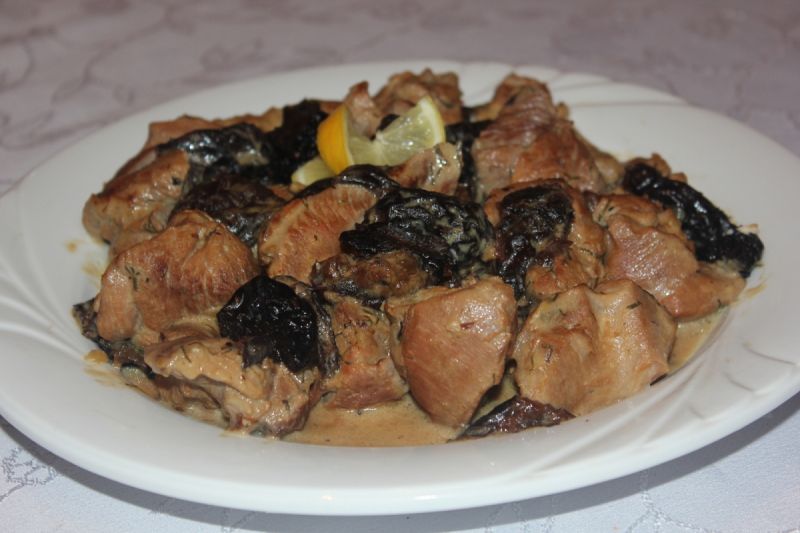 Udziec indyka w ciemnym sosie śliwkowym 