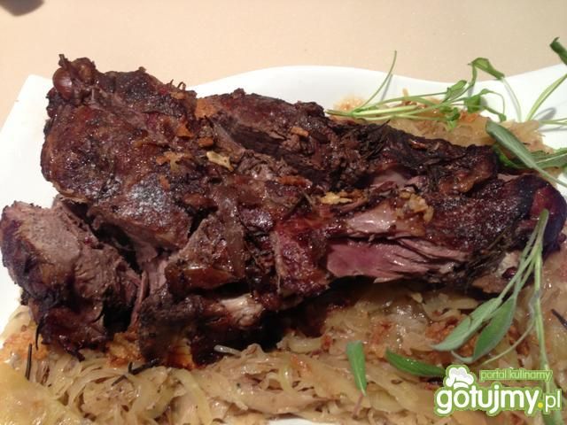 Udziec jagnięcy długo marynowany.