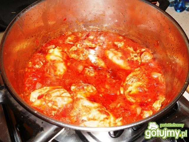 Udziec kurczaka w sosie pomidorowym