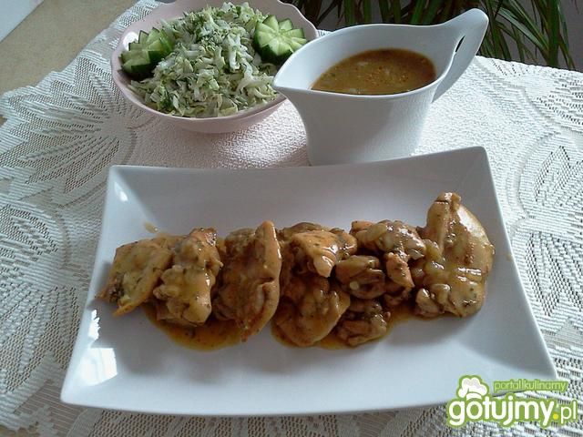 Udziec kurczaka w sosie z lubczykiem