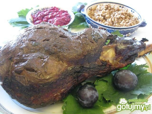 Udziec sarni w winnej oprawie