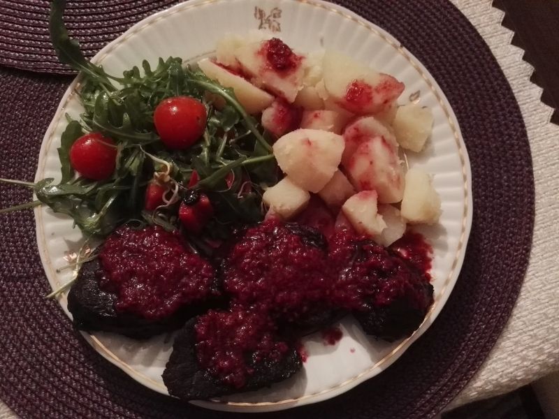 Udziec z jelenia w sosie malinowo - winnym