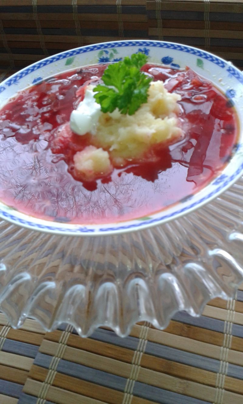 Ukraiński barszczyk z ziemniaczkami. Ukraiński barszczyk z ziemniaczkami.