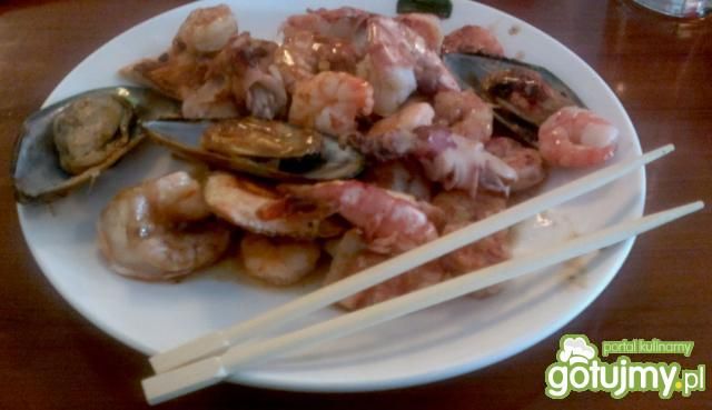 un piatto ai frutti di mare misti  un piatto ai frutti di mare misti