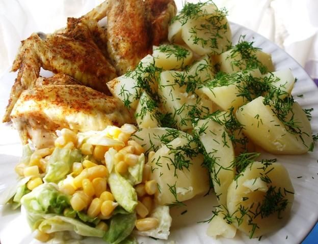 ''Uparowane'' skrzydelka z ziemniakami  ''Uparowane'' skrzydelka z ziemniakami