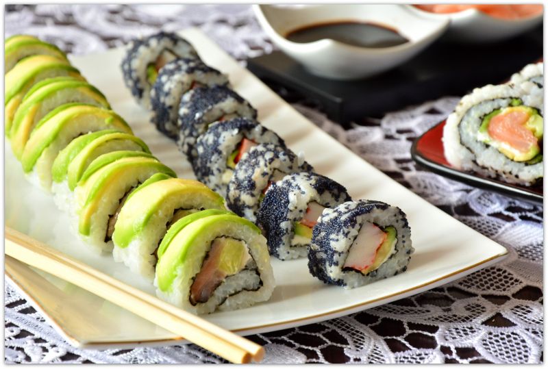Uramaki z kawiorem i awokado Uramaki z kawiorem i awokado