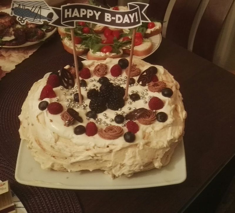 Urodzinowa beza z owocami