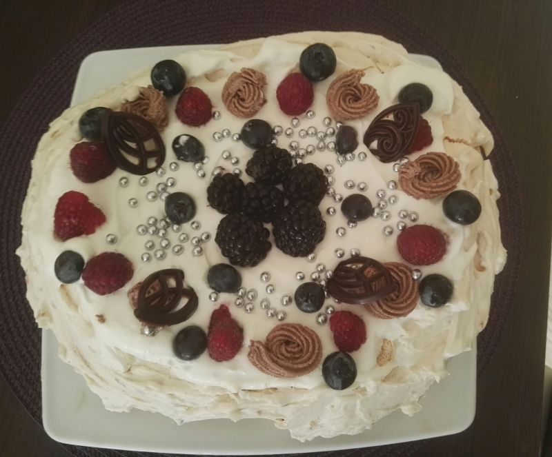 Urodzinowa beza z owocami