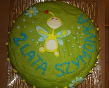 Urodzinowy tort z czekoladowym kremem maślanym Urodzinowy tort z czekoladowym kremem maślanym