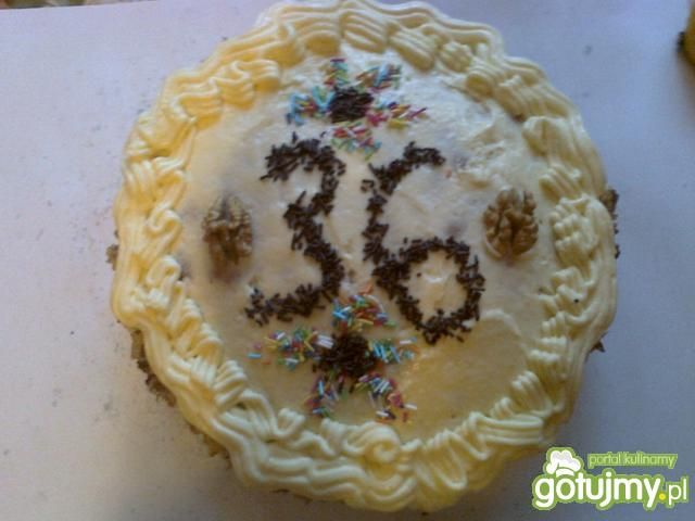 Urodzinowy tort z kremem budyniowym Urodzinowy tort z kremem budyniowym