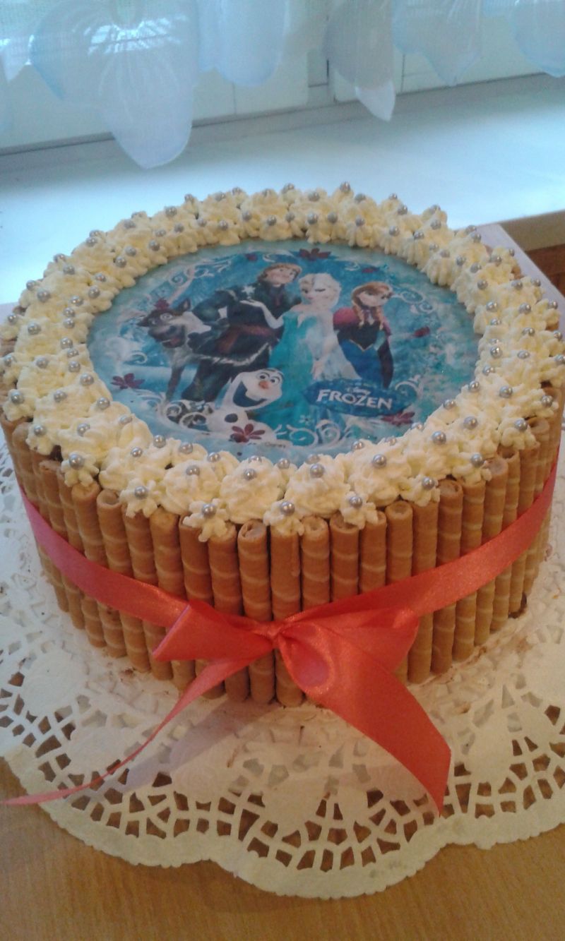 Urodzinowy tort z opłatkiem bajkowym