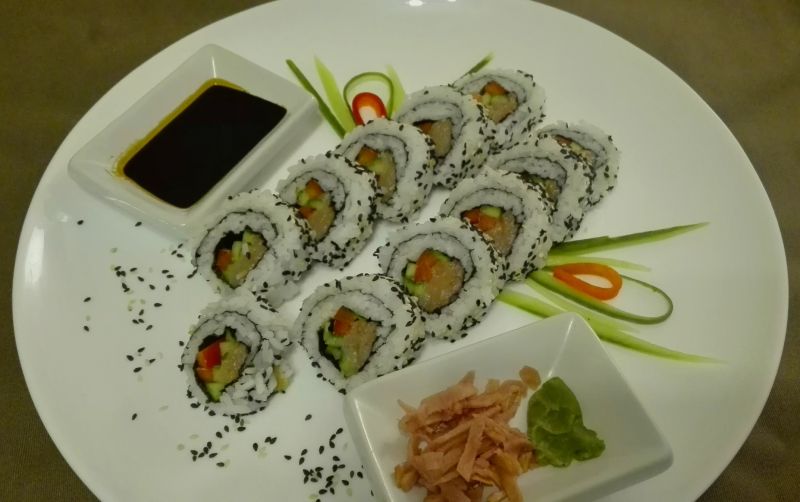 Uromaki sushi z łososiem, ogórkiem i papryką Uromaki sushi z łososiem, ogórkiem i papryką