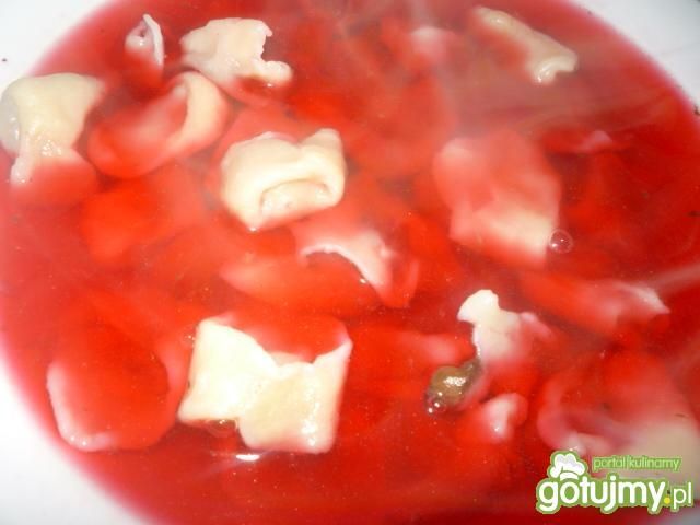 Uszka z barszczem czerwonym