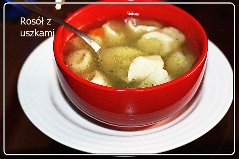 Uszka z mięsem podane w rosole Uszka z mięsem podane w rosole