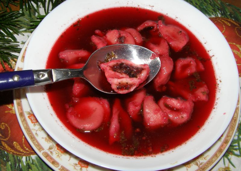 Uszka z prawdziwkami suszonymi do barszczyku.