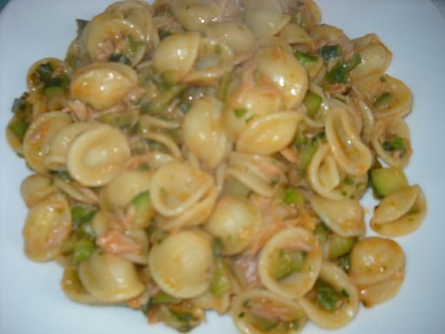 Uszka z tuńczykiem i cukinia