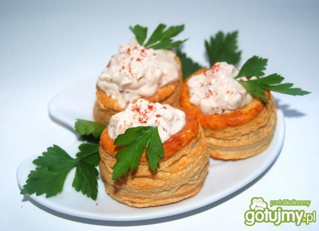 Vol-au-vent z ananasem i-drobiem Vol-au-vent z ananasem i-drobiem
