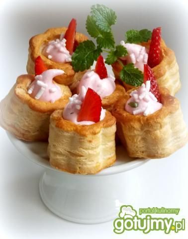 Vol-au-vent z pianką truskawkową Vol-au-vent z pianką truskawkową