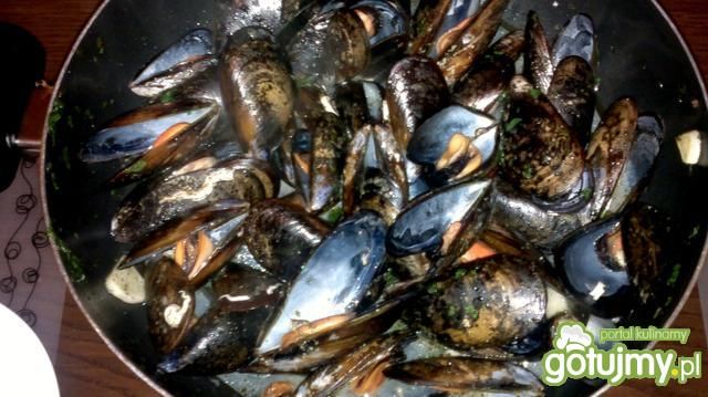 Vongole - małże z pietruszką i czosnkiem Vongole - małże z pietruszką i czosnkiem
