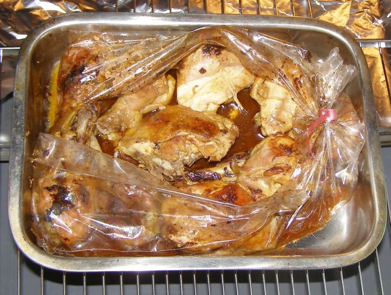 W rękawie pieczone na rumiano udka kurczaka