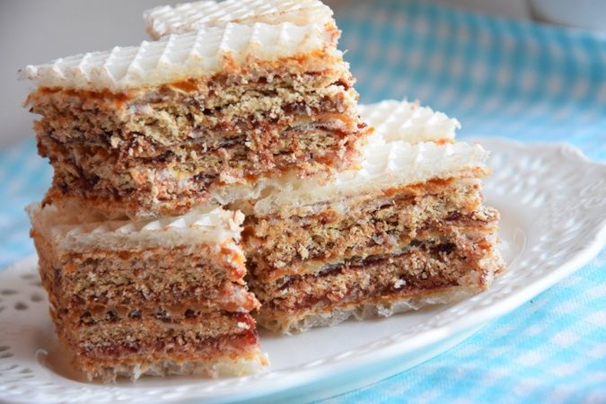 Wafel z masą kajmakową, powidłem i petitkami Wafel z masą kajmakową, powidłem i petitkami