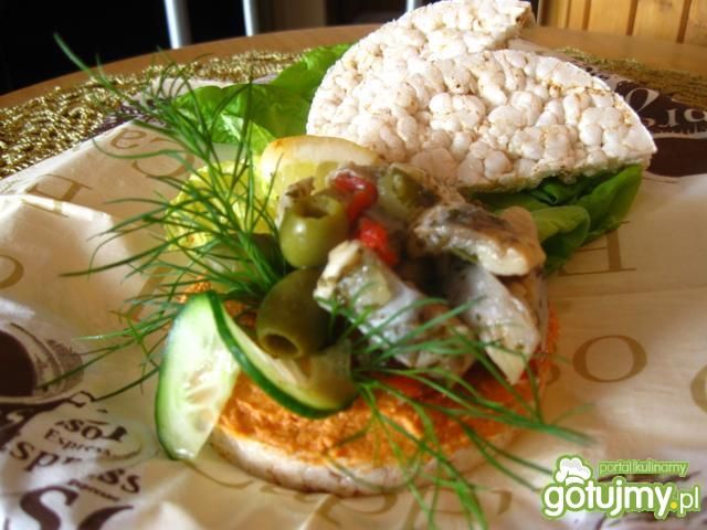 Wafelek ryżowy z pastą rybną i śledziem.