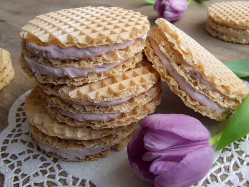 Wafelki z owocowym kremem lub lody w waflach