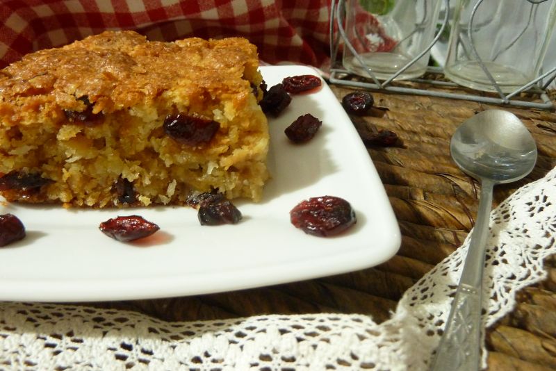 Wafelkowy ciasto z kokosem i suszoną żurawiną