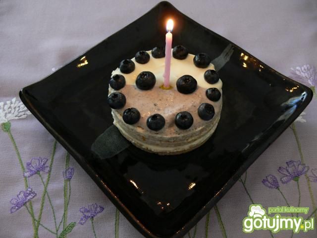 Wafelkowy torcik z dwukolorowym kremem Wafelkowy torcik z dwukolorowym kremem