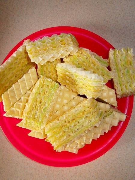 Wafle przekładane masą z galaretki agrestowej Wafle przekładane masą z galaretki agrestowej