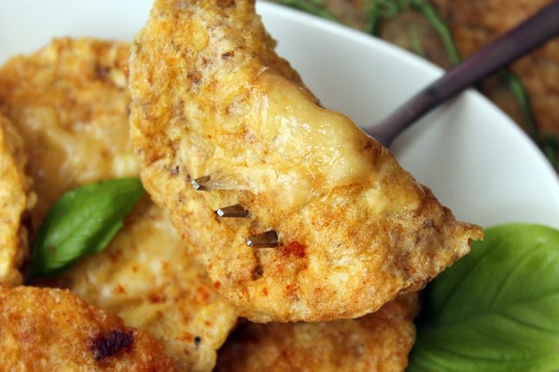 Wafle ryżowe w jajku z żółtym serem