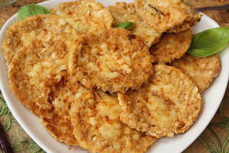 Wafle ryżowe w jajku z żółtym serem