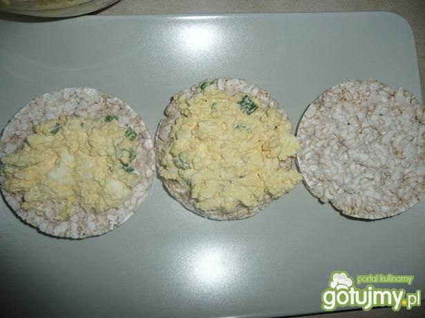 Wafle ryżowe z pastą jajeczną