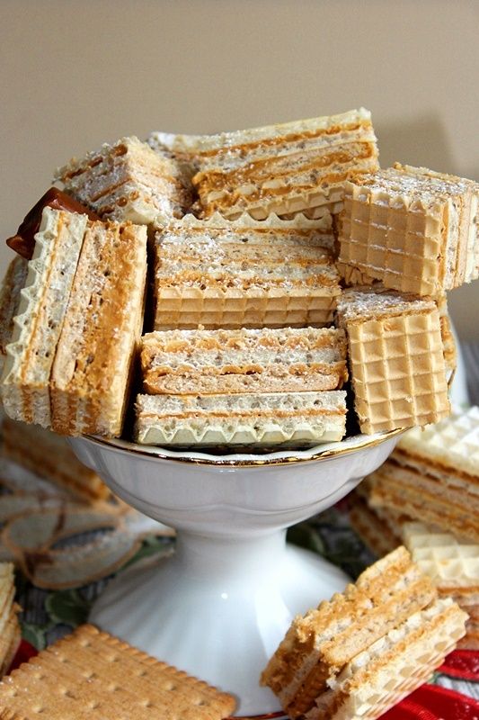 Wafle z herbatnikami i masą krówkową Wafle z herbatnikami i masą krówkową