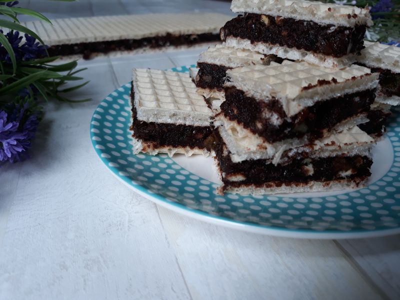 Wafle z herbatnikami i orzechami oraz galaretką 