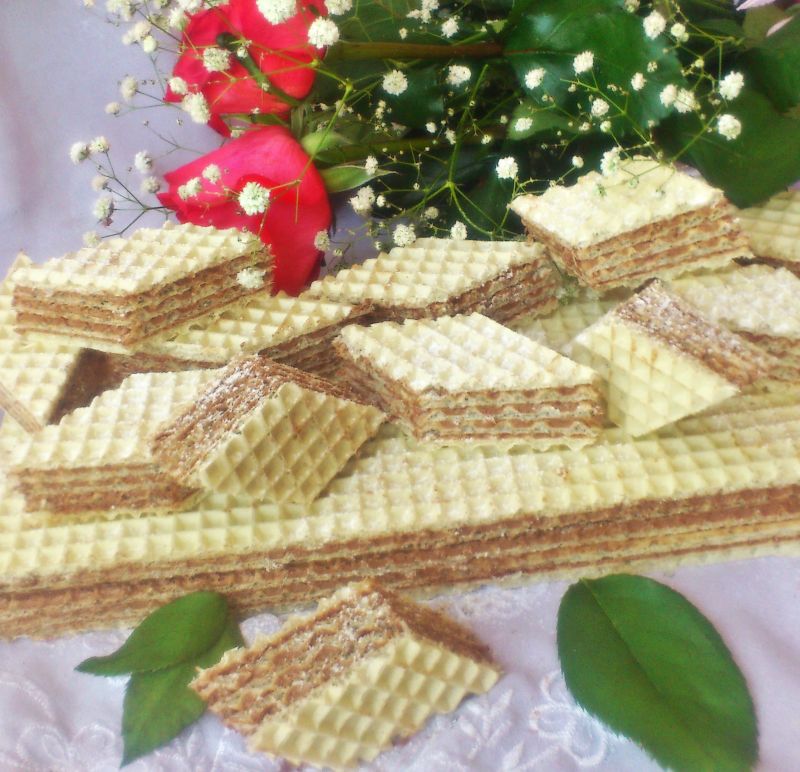 Wafle z kremem maślano-żółtkowo-czekoladowym.