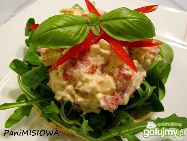 Wafle z pastą jajeczno-paprykową Wafle z pastą jajeczno-paprykową