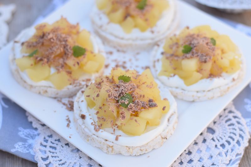 Wafle z prażonymi jabłkami i jogurtem skyr Wafle z prażonymi jabłkami i jogurtem skyr