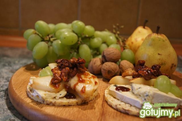 Wafle z serem, gruszką i orzechami