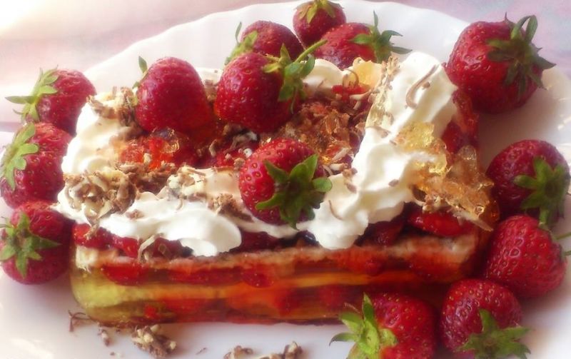 Wafle z truskawkami i galaretką