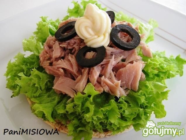 Wafle z tuńczykiem i czanymi oliwkami