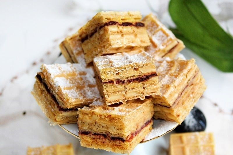 Wafle ze śmietanką do kawy i powidłami Wafle ze śmietanką do kawy i powidłami