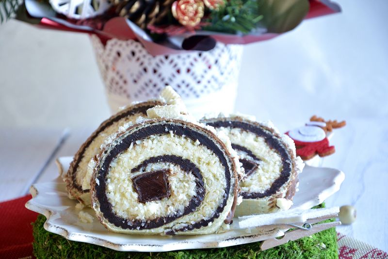 Waflowa rolada z galaretką w czekoladzie