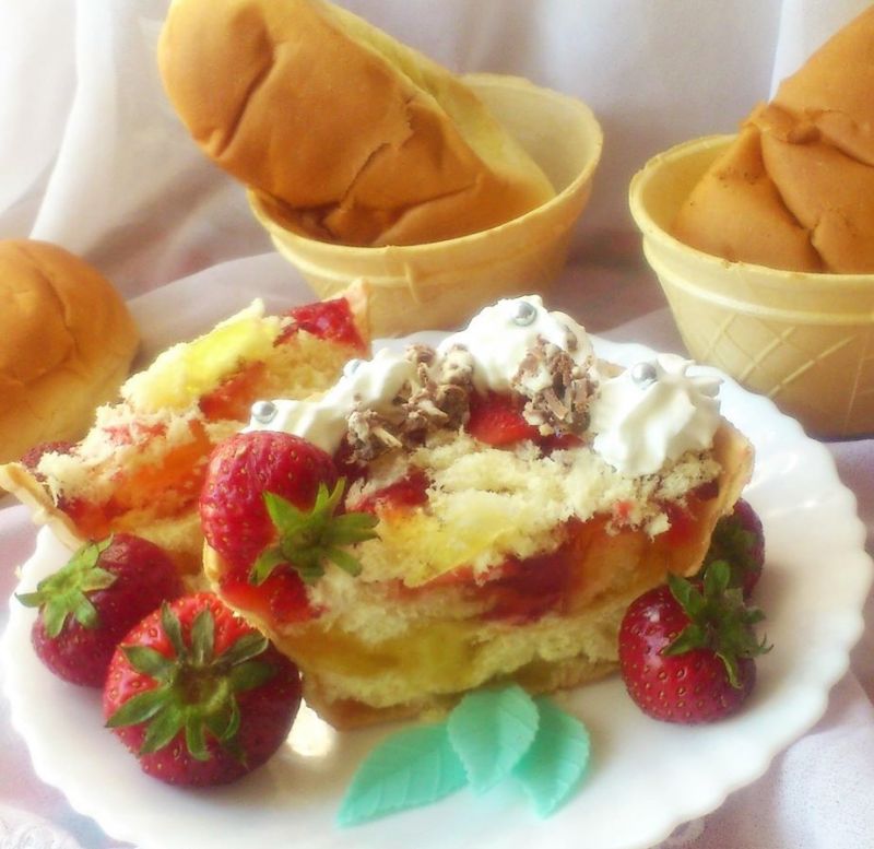 Waflowe miseczki z truskawkami i galaretką wg Di