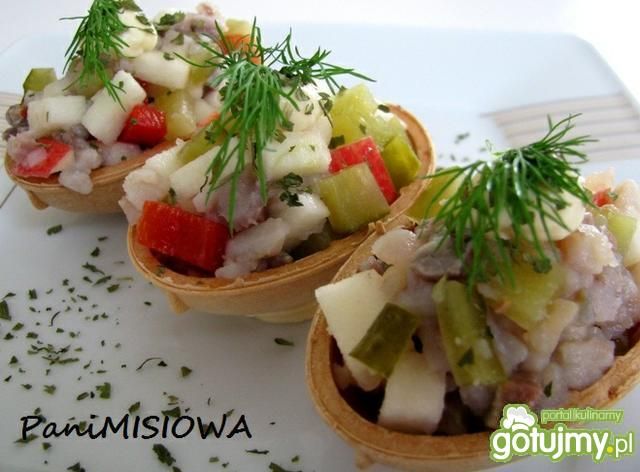 Waflowe skorupki z sałatką śledziową Waflowe skorupki z sałatką śledziową