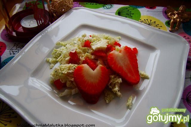 Walentynkowa sałatka z truskawkami 