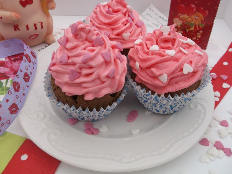 Walentynkowe muffinki czekoladowe z bitą śmietaną  Walentynkowe muffinki czekoladowe z bitą śmietaną