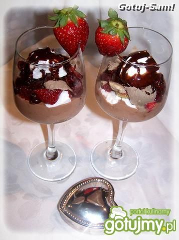Walentynkowy deser z bitą śmietaną